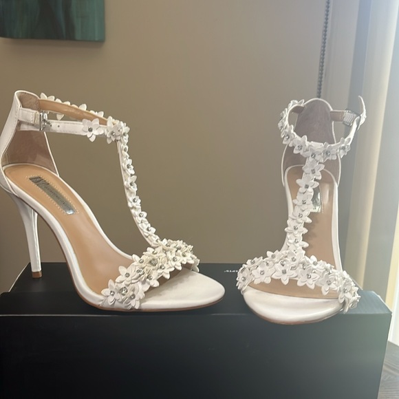 Selling white Summer Sandals with-little  diamonds . - Picture 5 of 6